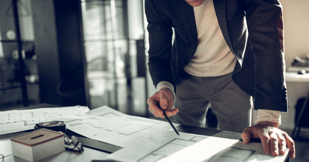 Bauleiter plant das Sanierungsprojekt | Toll und Toll